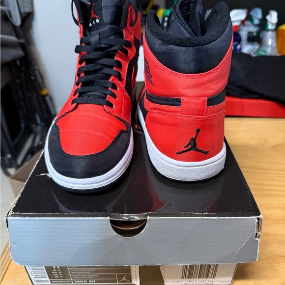 Jordan 1 OG High Hyper Orange, size 11.0 (OPEN TO OFFERS) - Picture 3 of 5